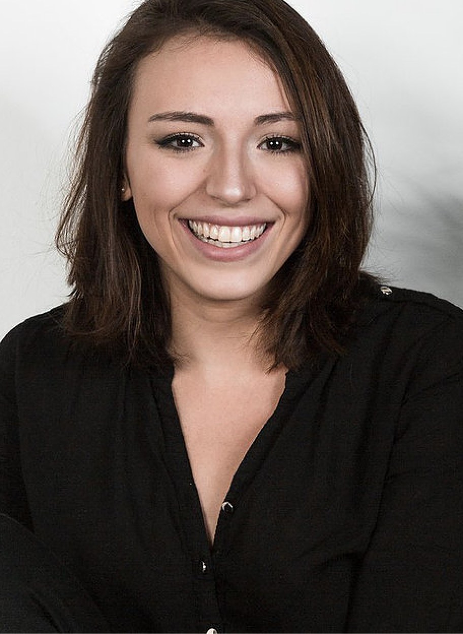 Christina Kirschner, Gründerin der Digitalagentur KIRSCHI, lächelt in die Kamera